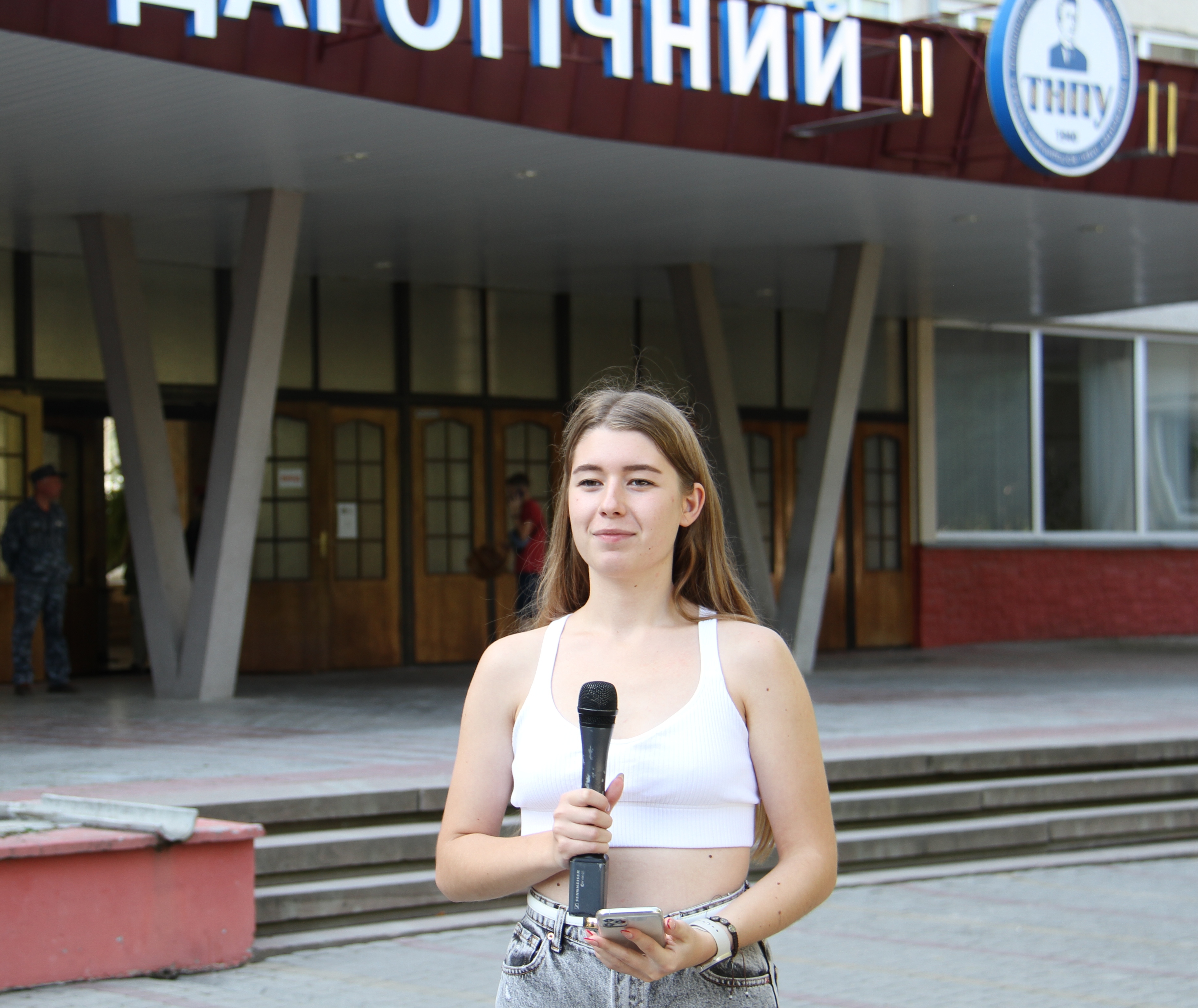 Студентка Руслана Адамович записує свій перший стендап